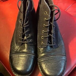 Preowned Clarks Women's leather Lace Up ankle boots Size 9